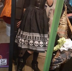 High-waisted skull long skirt